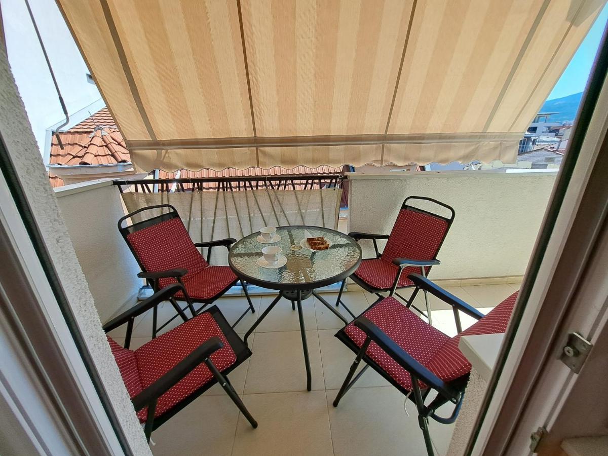 Bright Top Floor Apartment With Free Parking 斯科普里 外观 照片