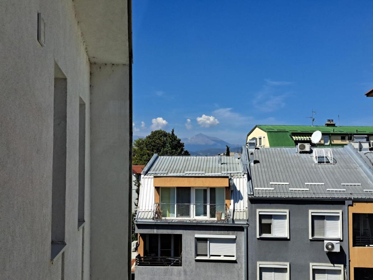 Bright Top Floor Apartment With Free Parking 斯科普里 外观 照片