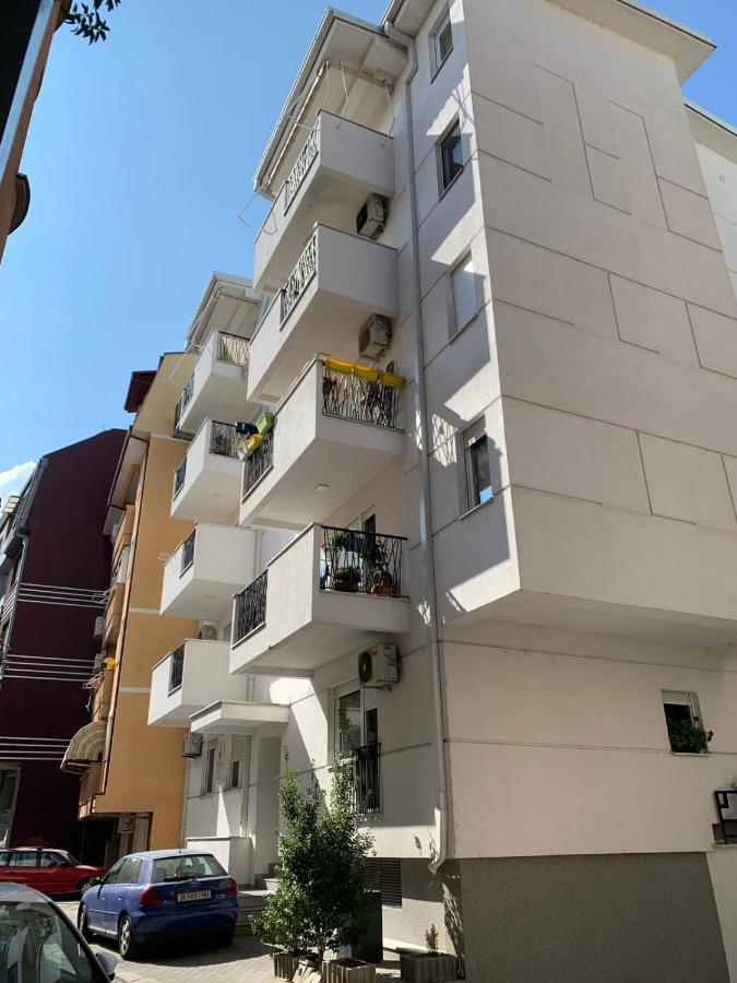 Bright Top Floor Apartment With Free Parking 斯科普里 外观 照片