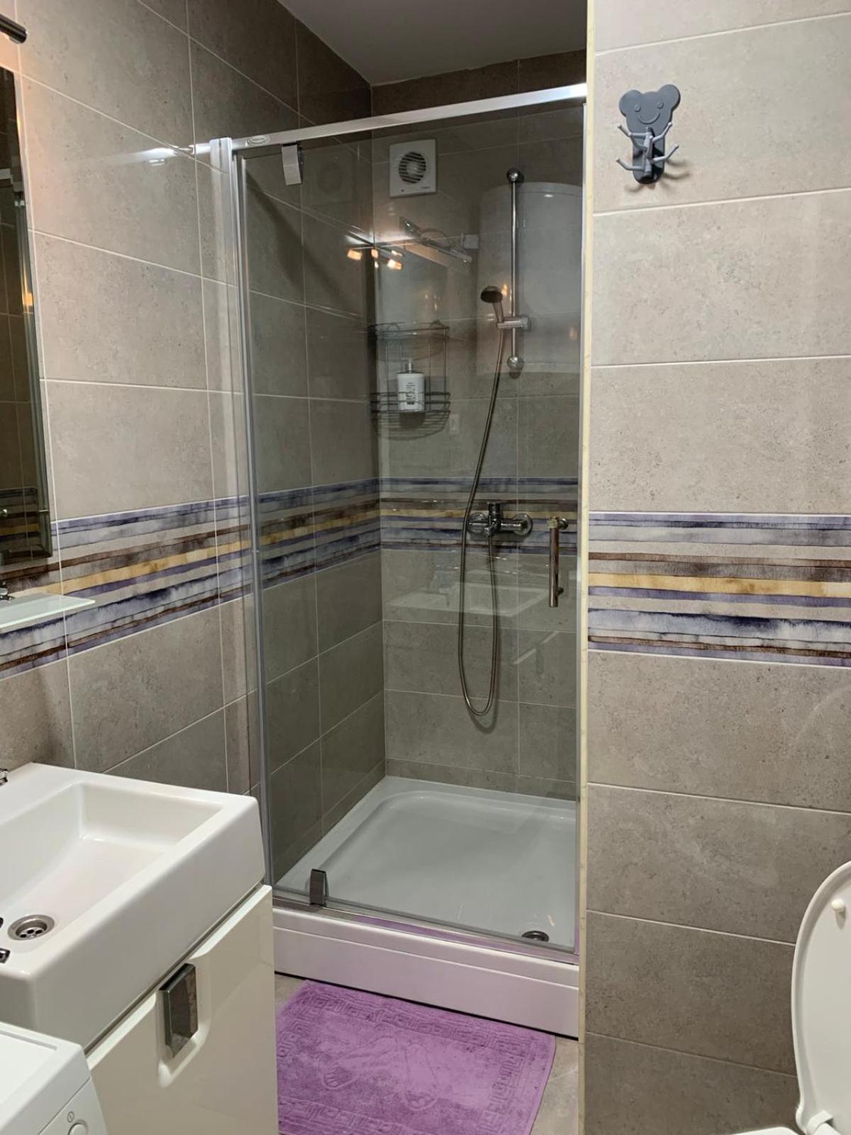Bright Top Floor Apartment With Free Parking 斯科普里 外观 照片